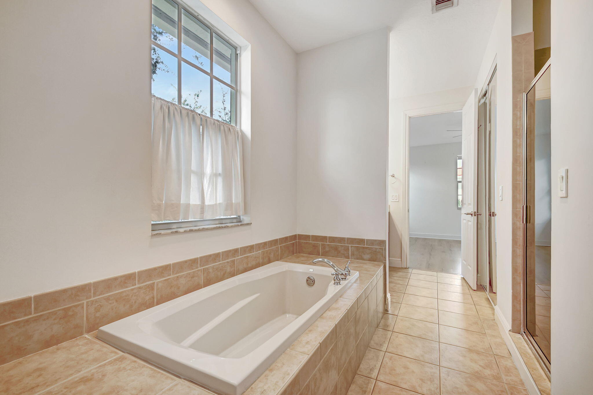 2502 N Dixie Highway 32