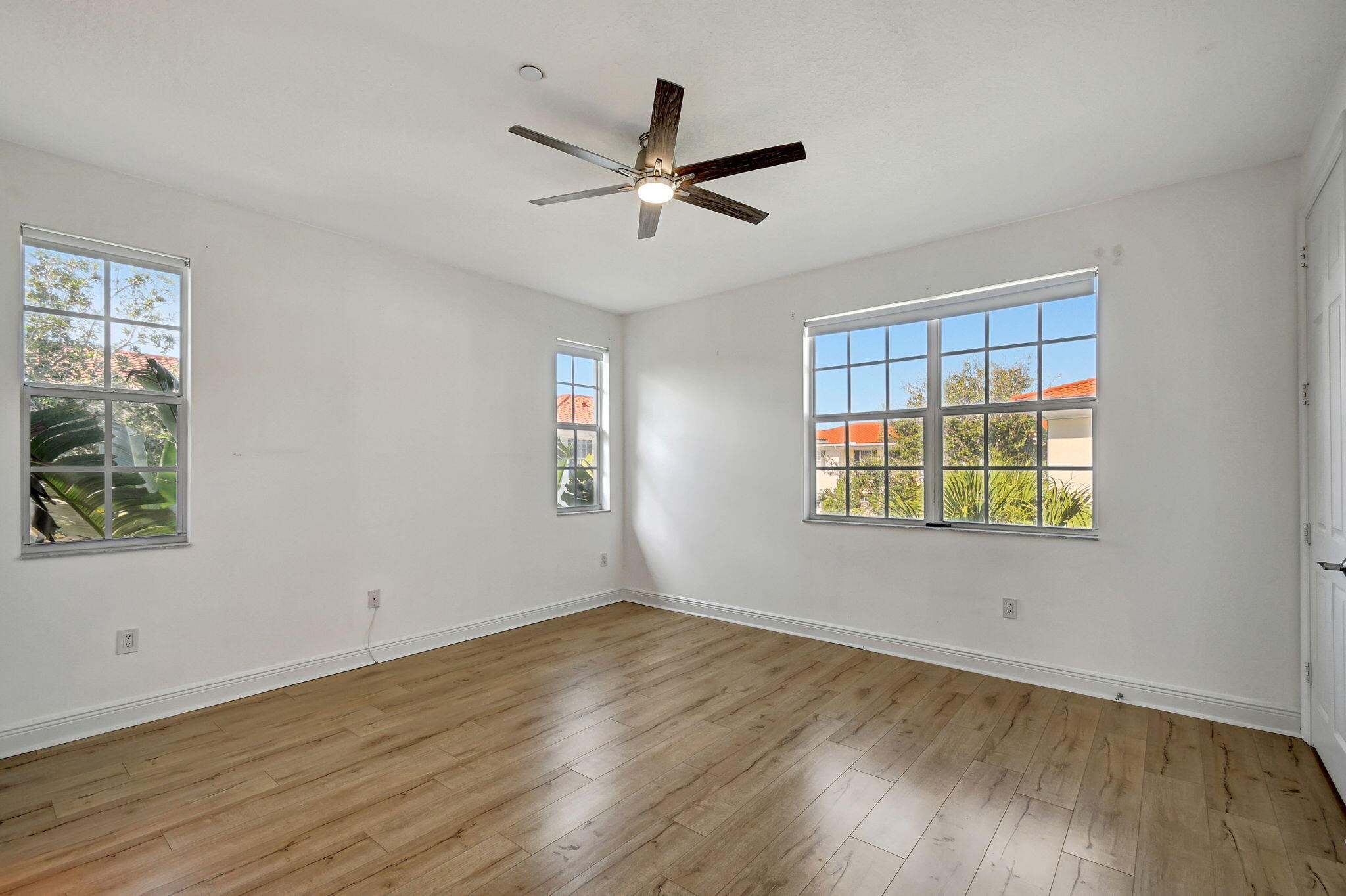 2502 N Dixie Highway 32