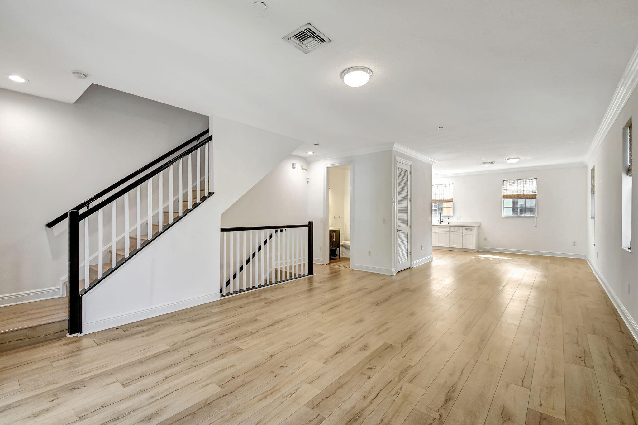 2502 N Dixie Highway 32