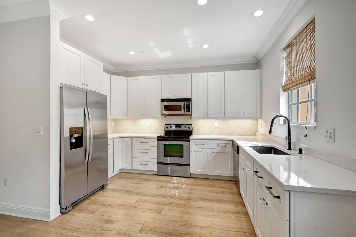 2502 N Dixie Highway 32