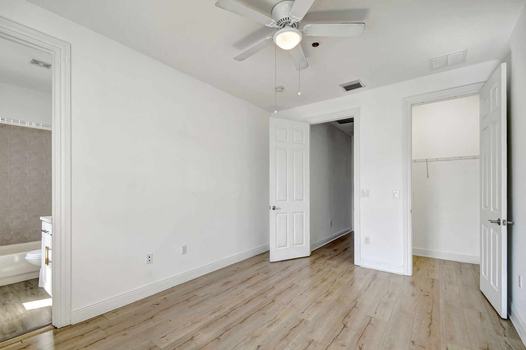 2502 N Dixie Highway 32