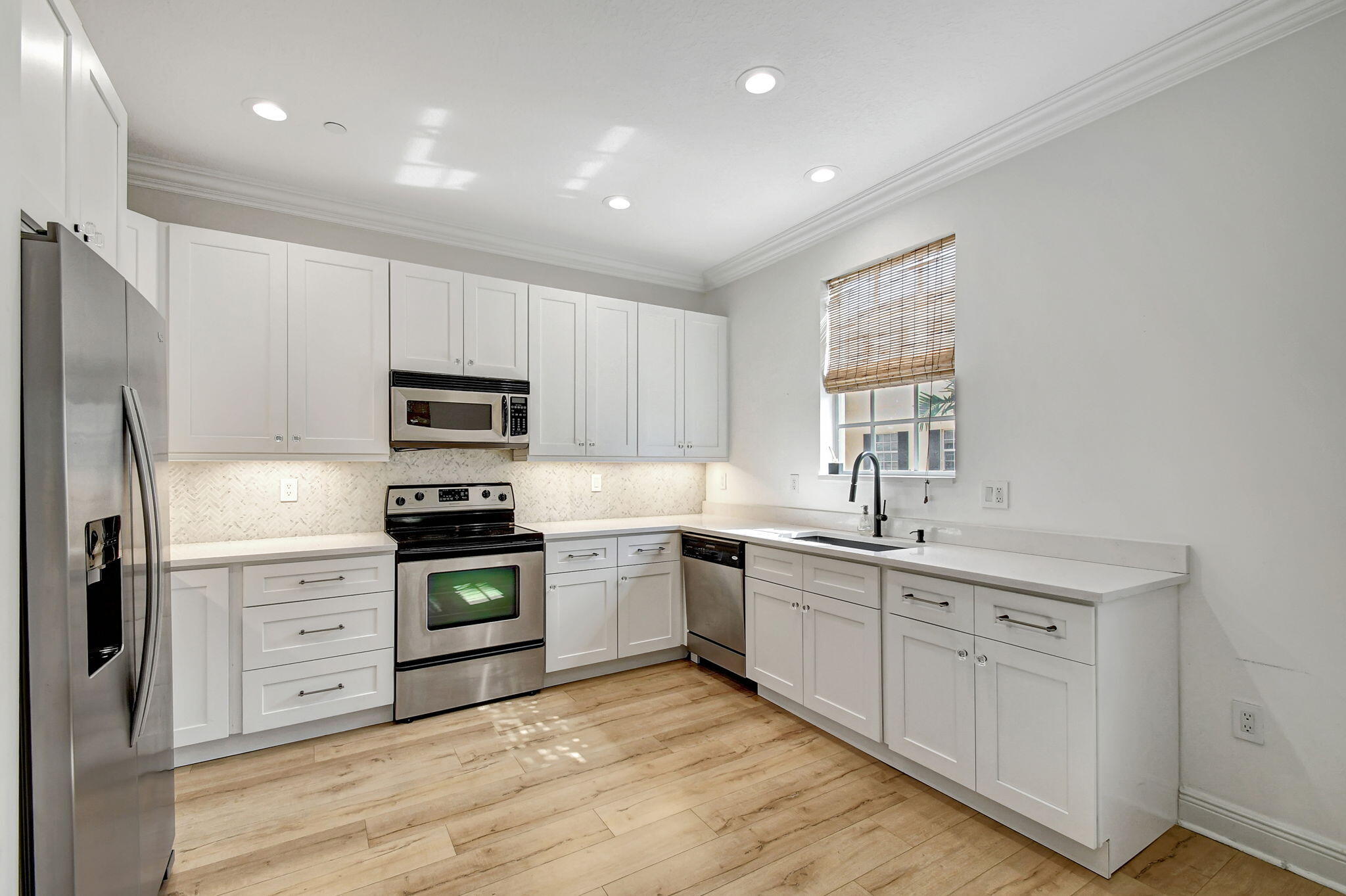 2502 N Dixie Highway 32