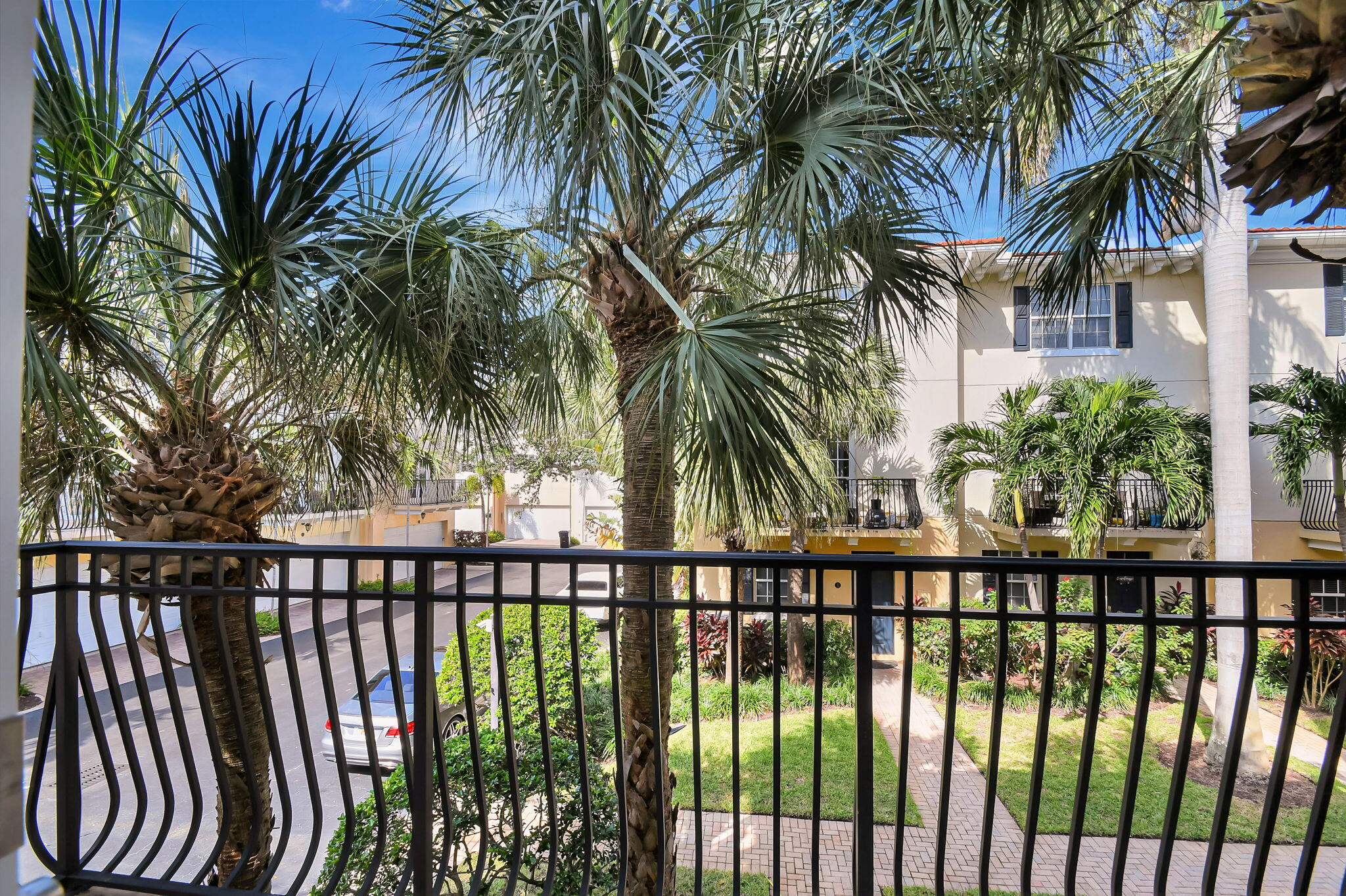 2502 N Dixie Highway 32