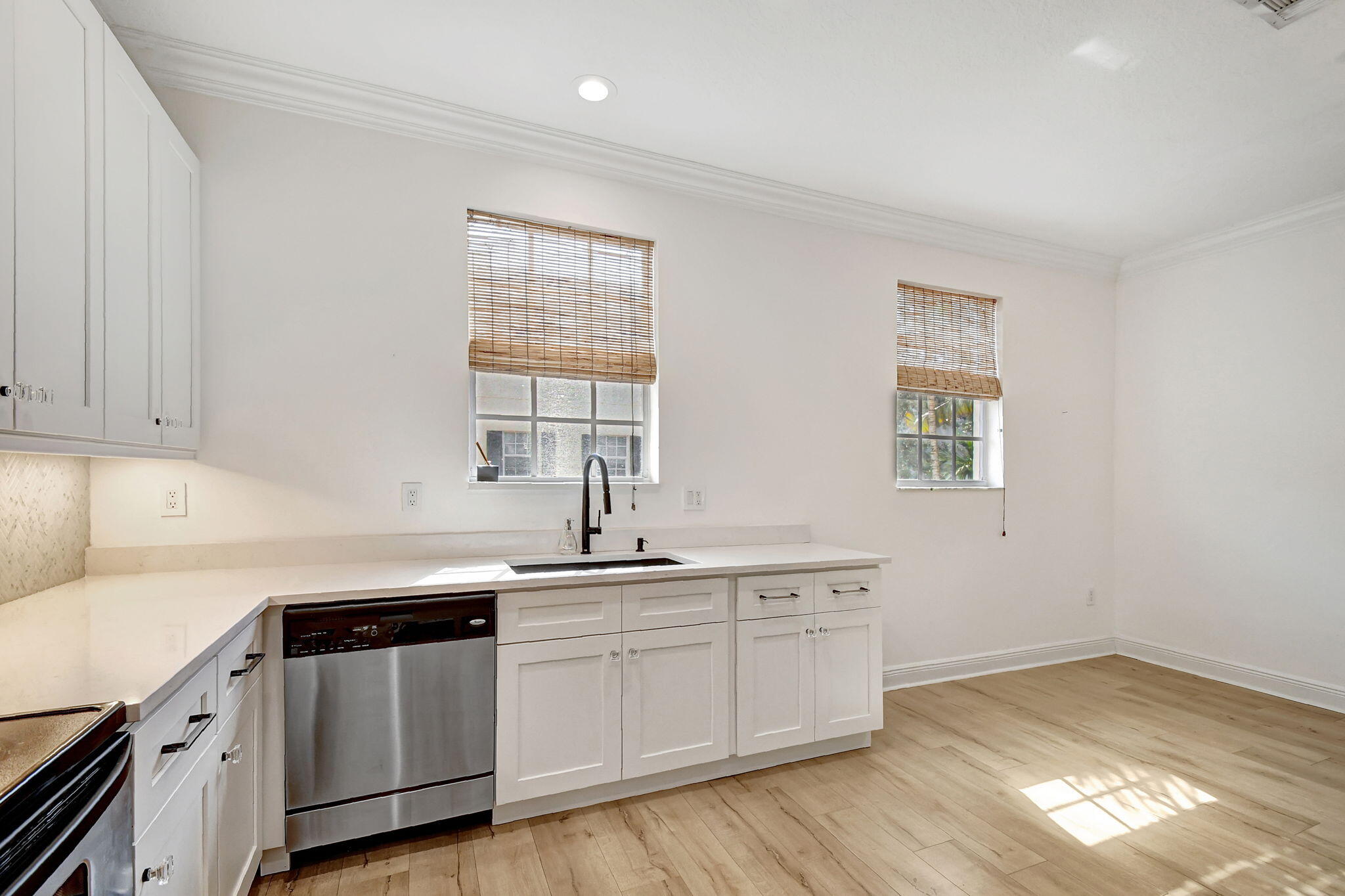 2502 N Dixie Highway 32