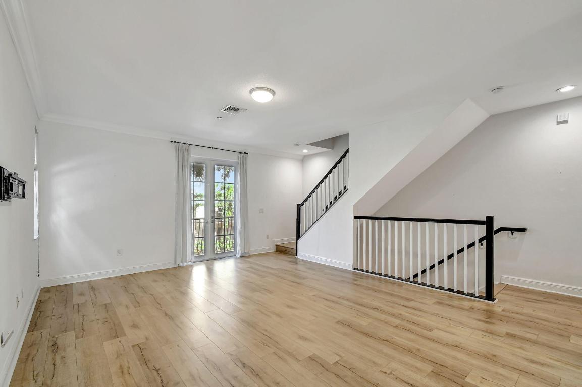 2502 N Dixie Highway 32