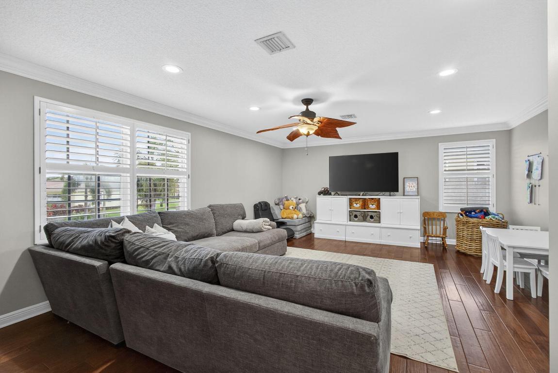 2124 Bellcrest Court