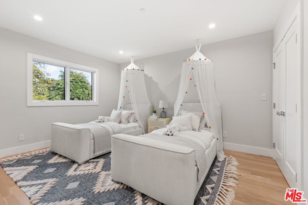 724 N Ogden Dr