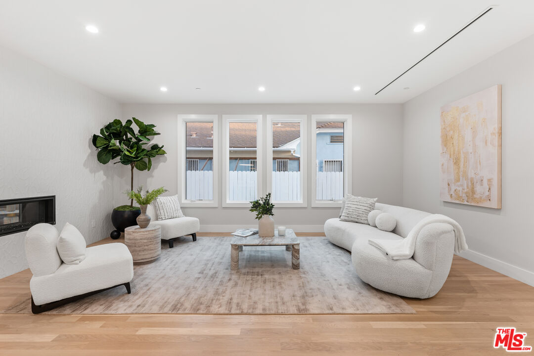 724 N Ogden Dr