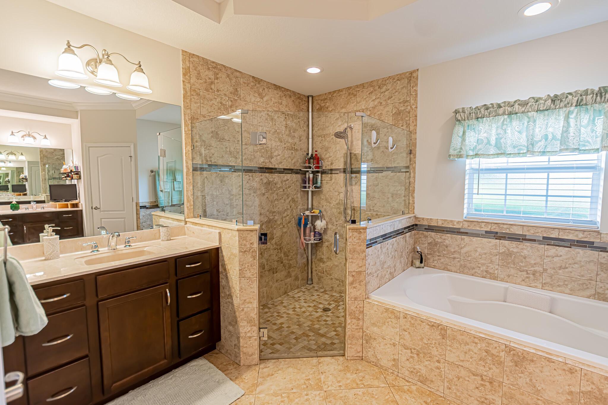 5927 NW Favian Avenue