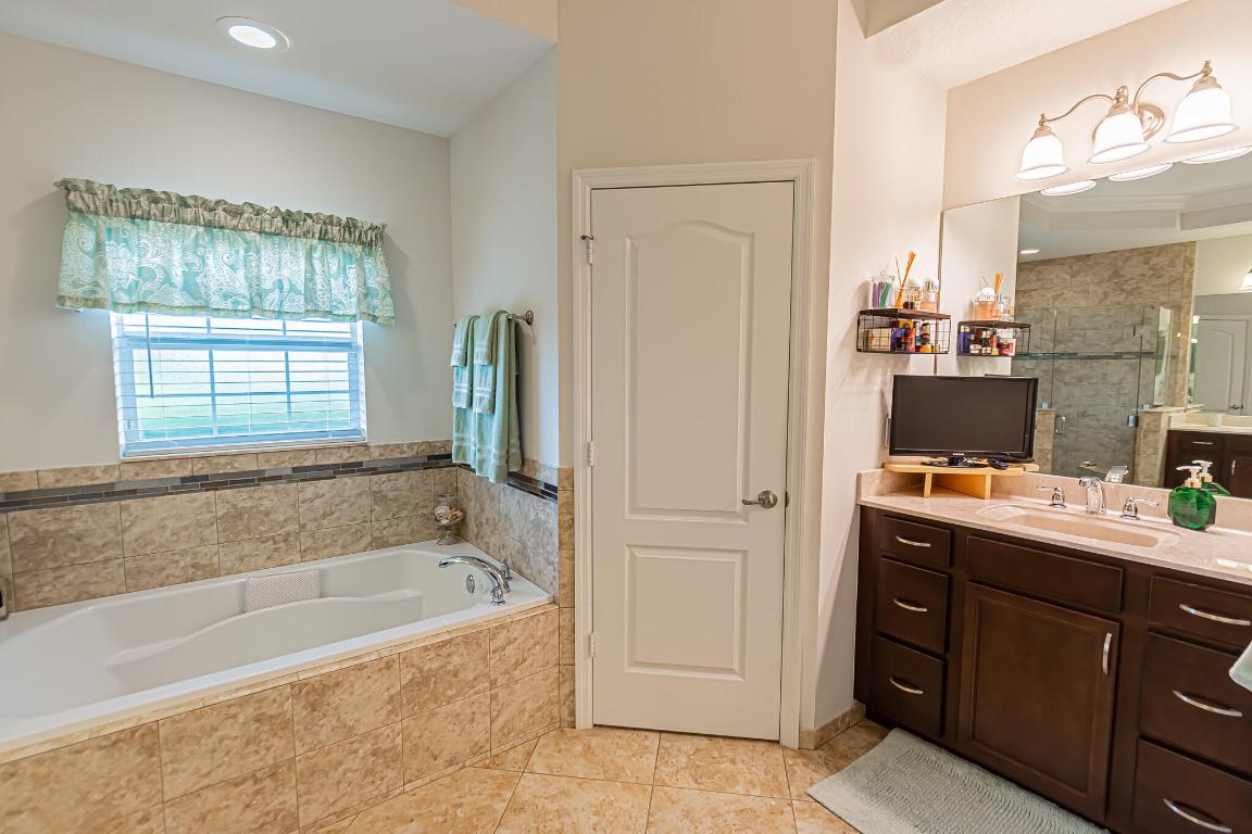 5927 NW Favian Avenue