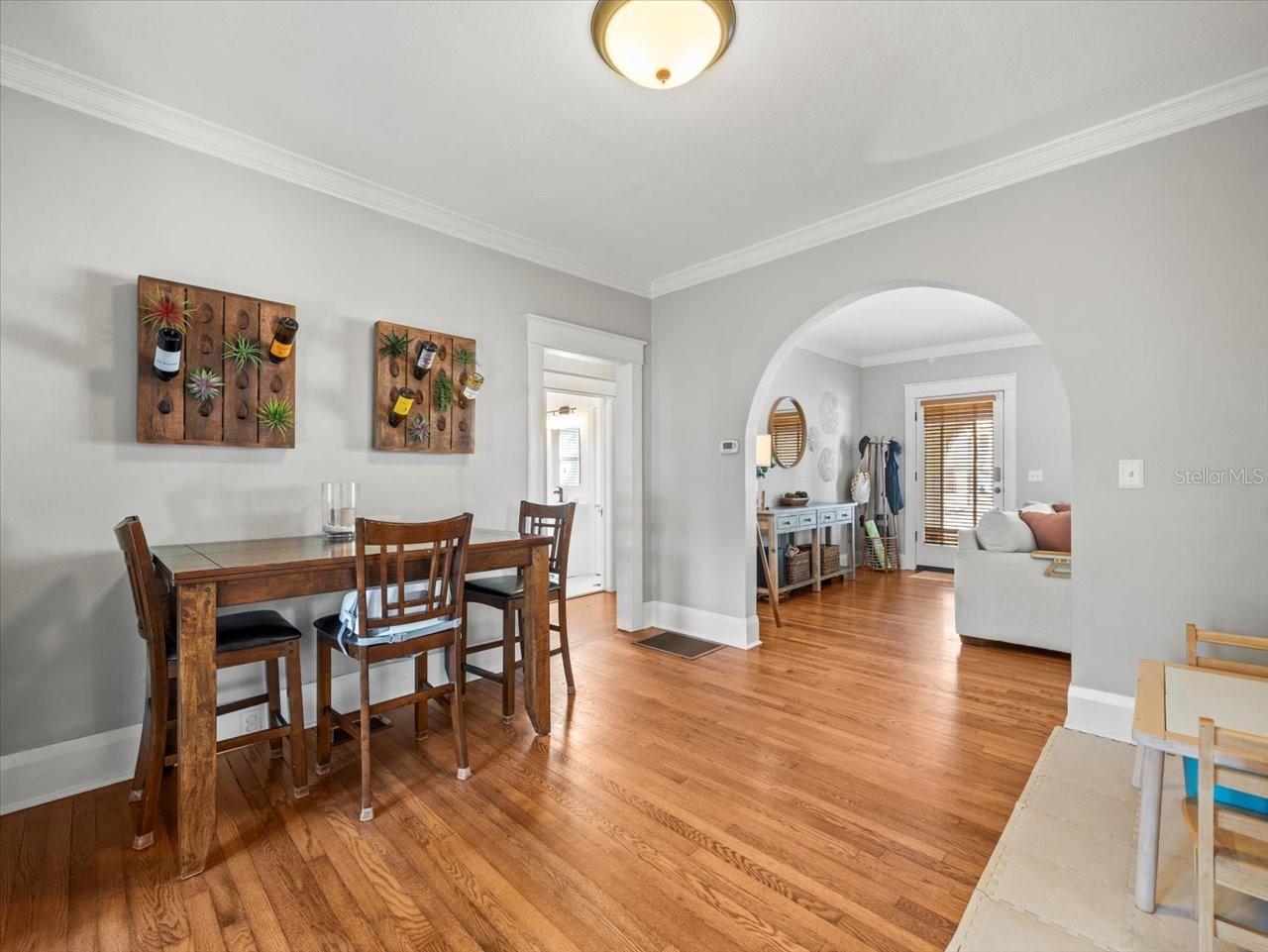 208 S BUNGALOW PARK AVE