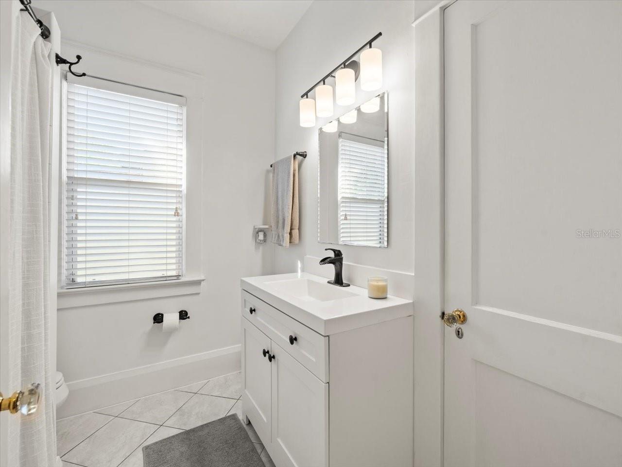 208 S BUNGALOW PARK AVE