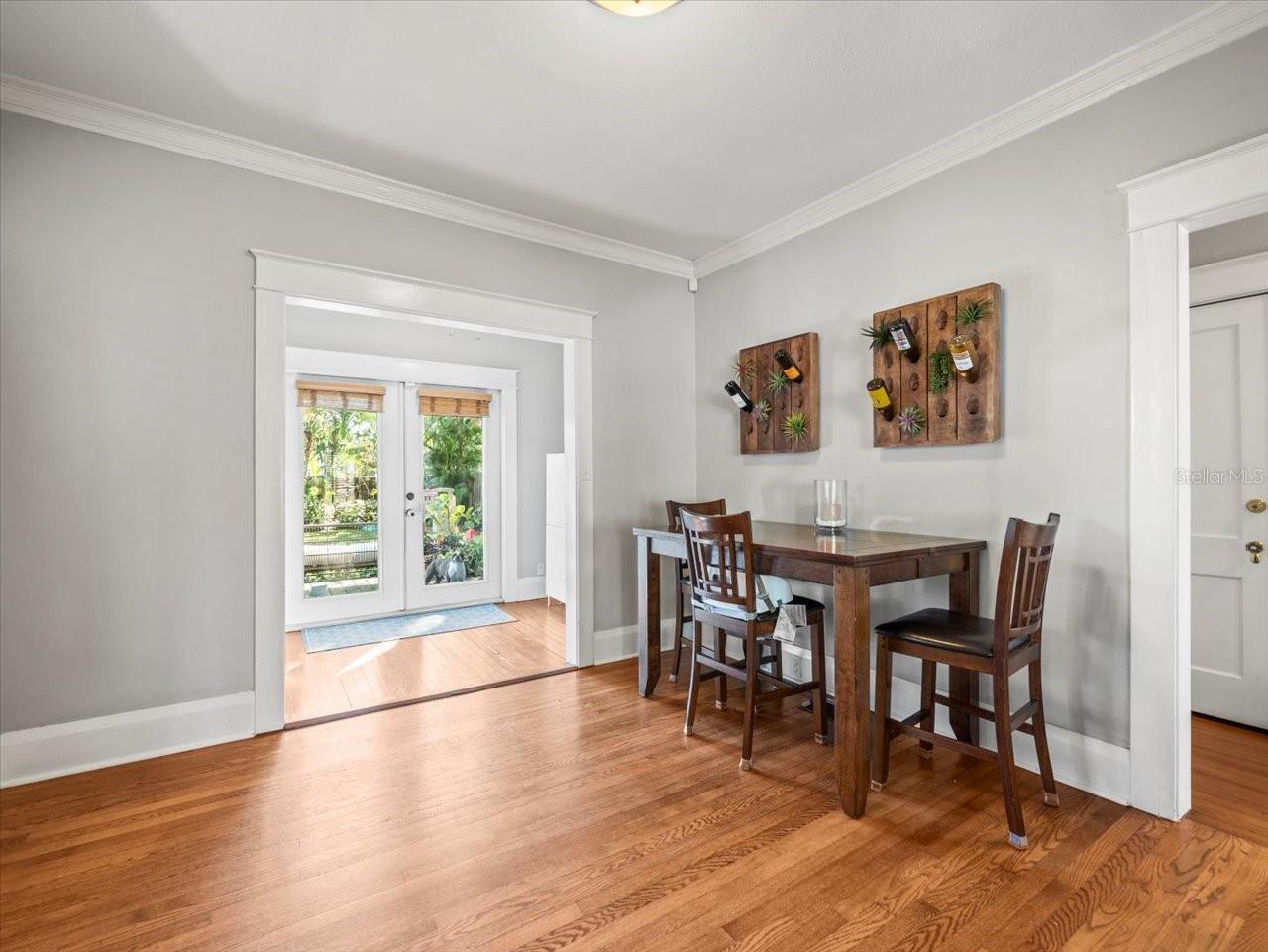 208 S BUNGALOW PARK AVE