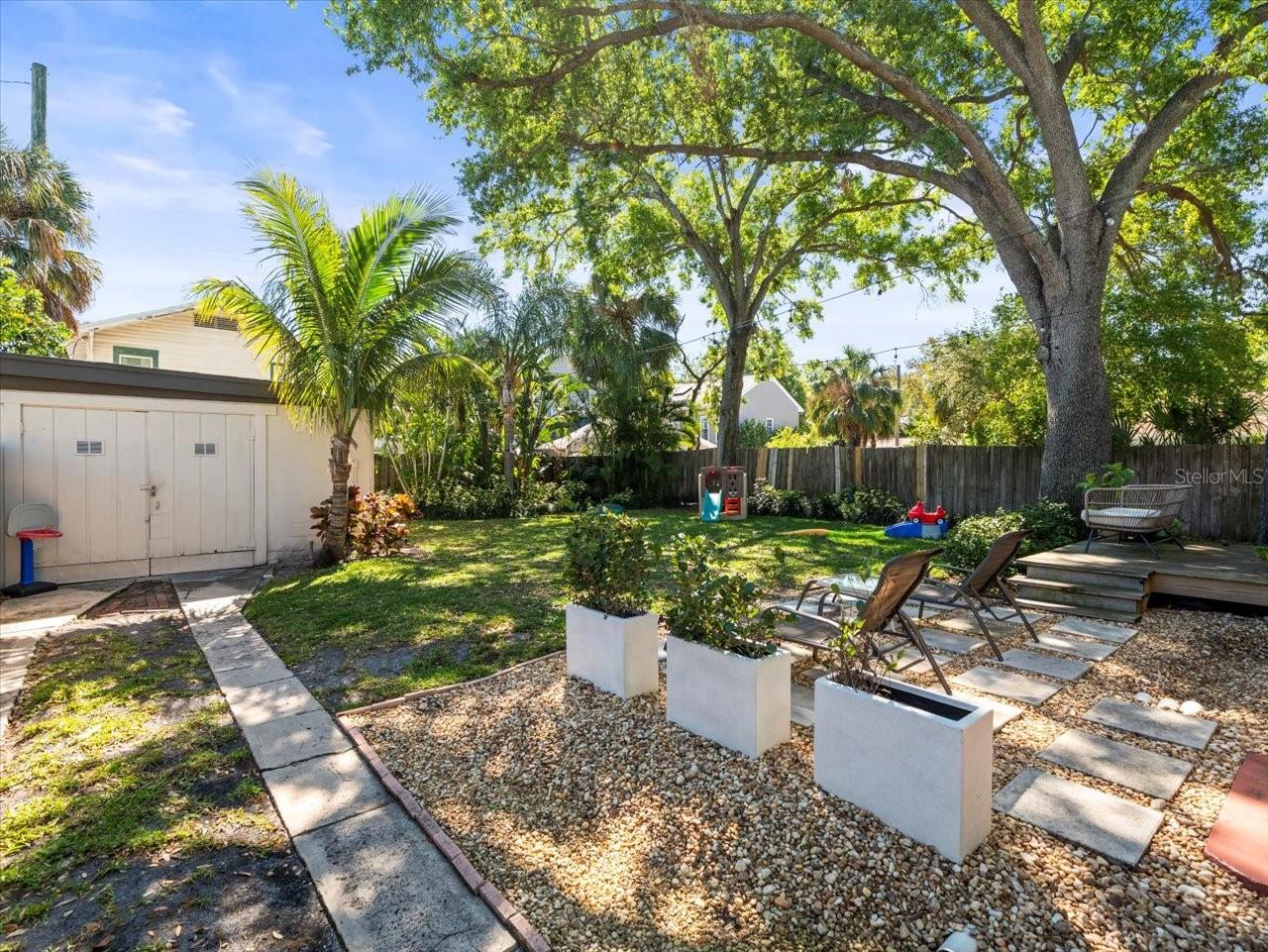 208 S BUNGALOW PARK AVE