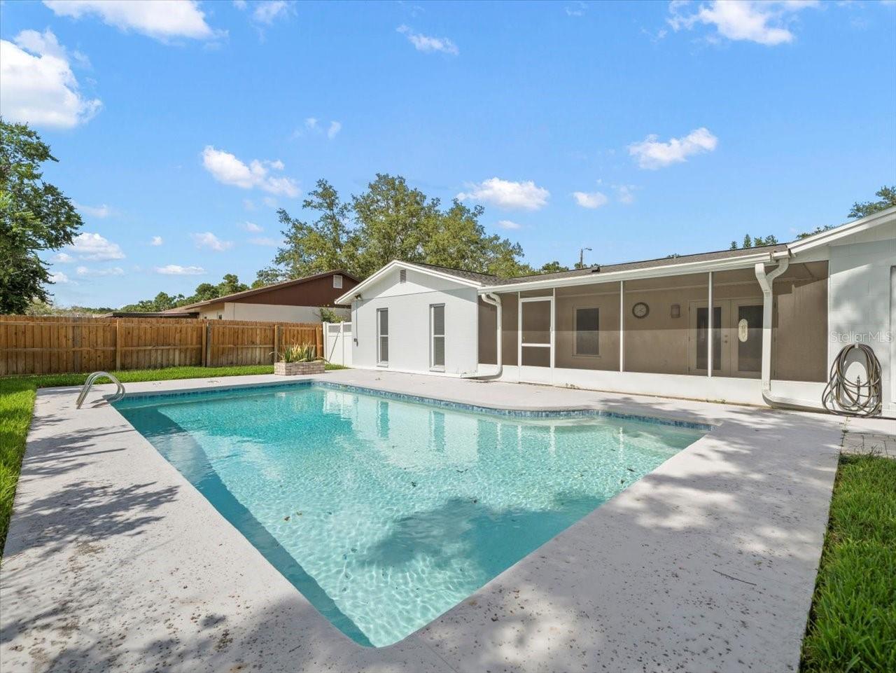 4016 WINDTREE DR