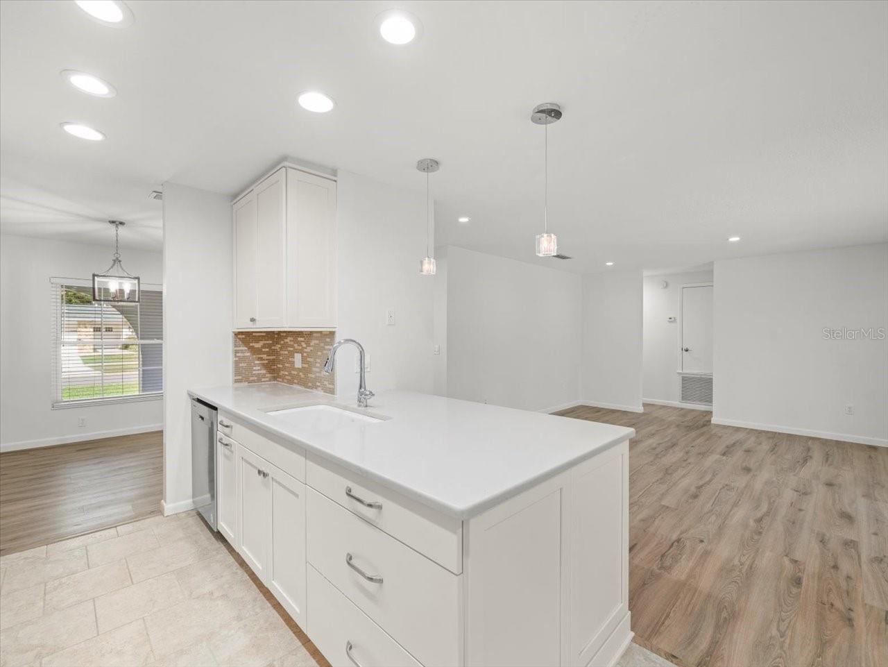 4016 WINDTREE DR
