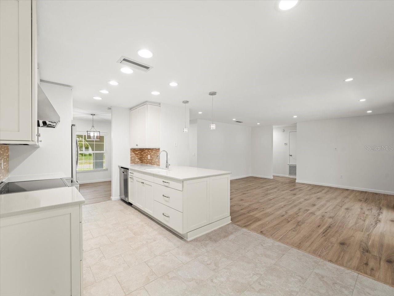 4016 WINDTREE DR
