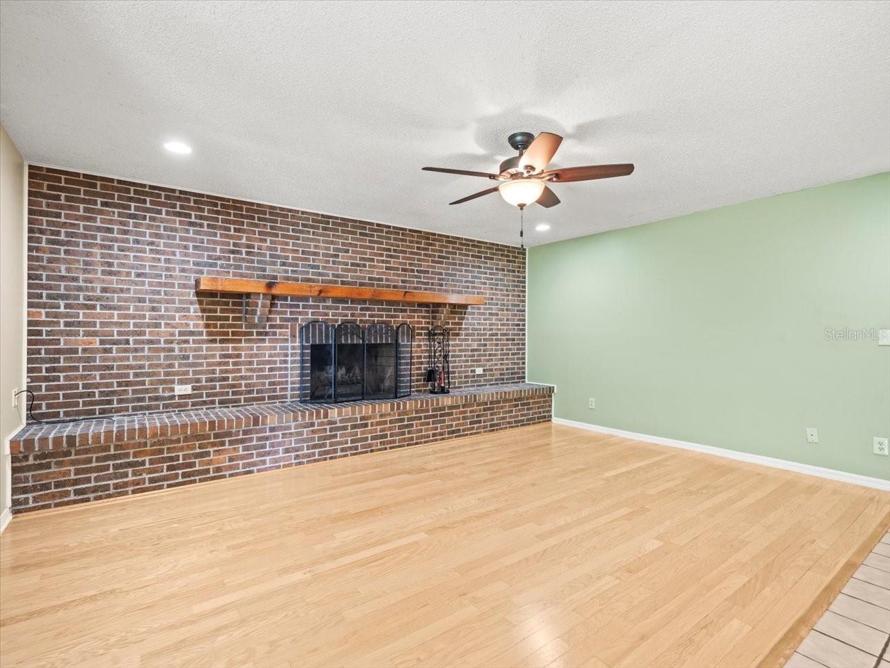 1015 HASTINGS CT