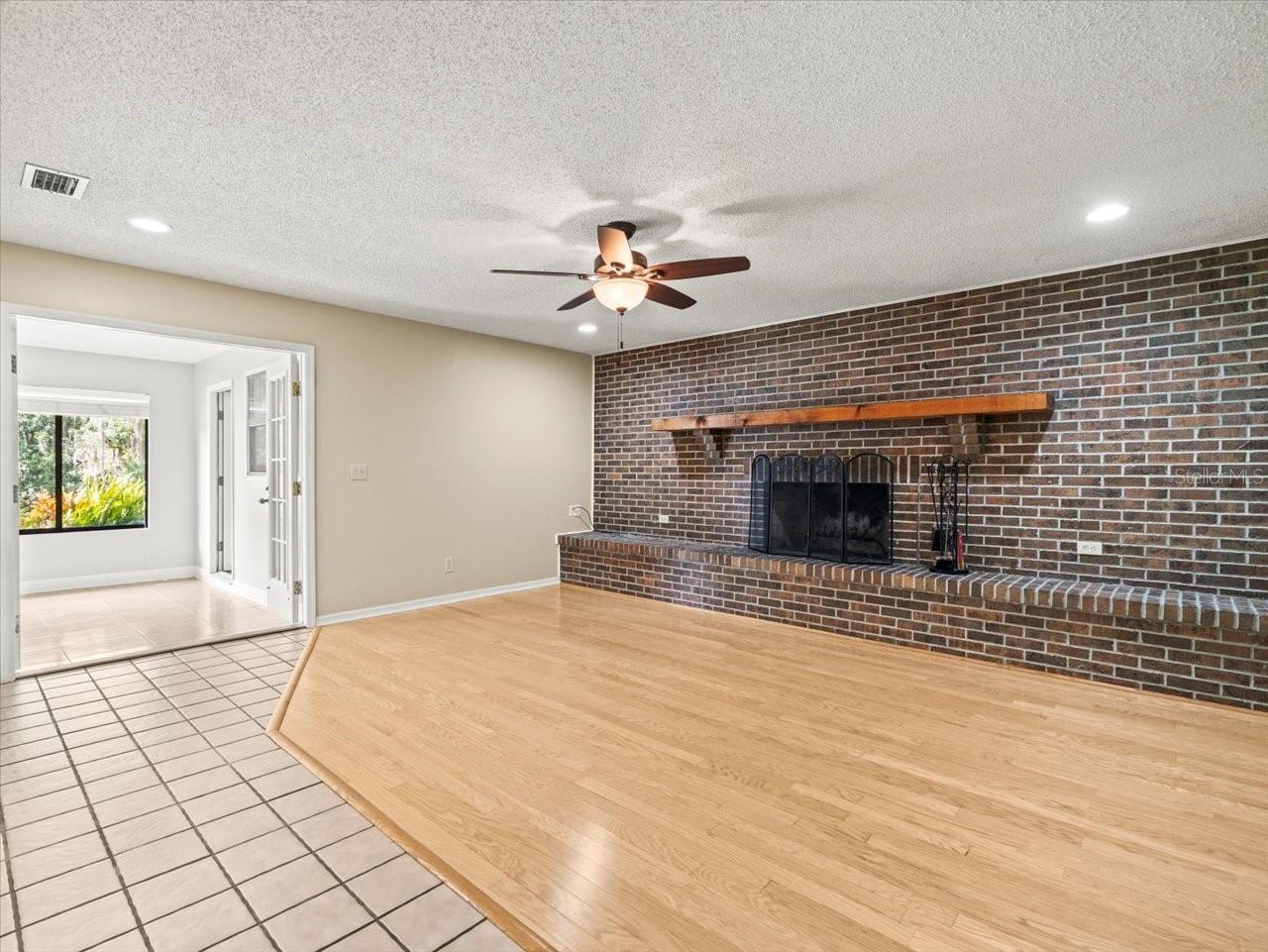 1015 HASTINGS CT