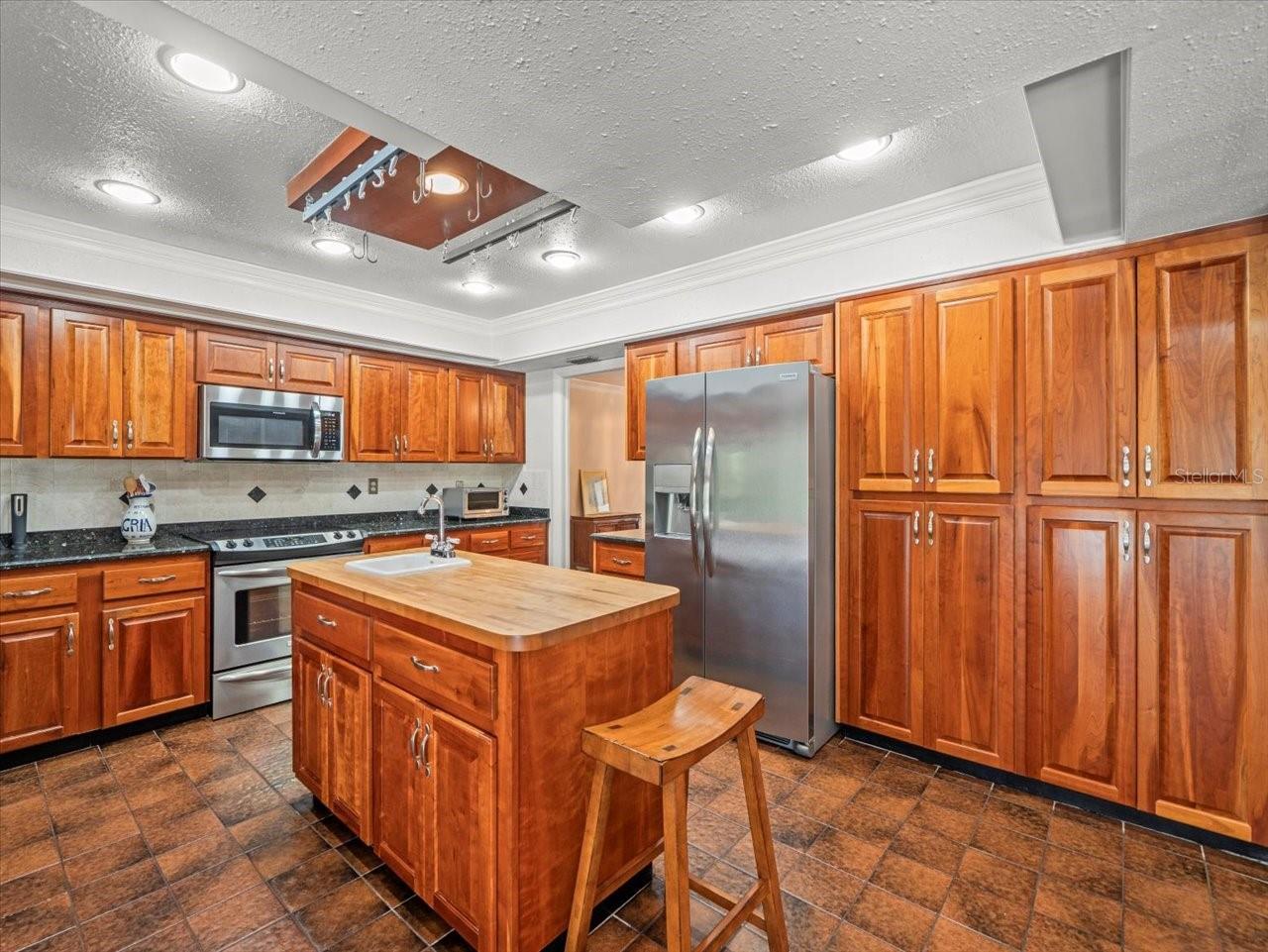 4118 CARROLLWOOD VILLAGE DR