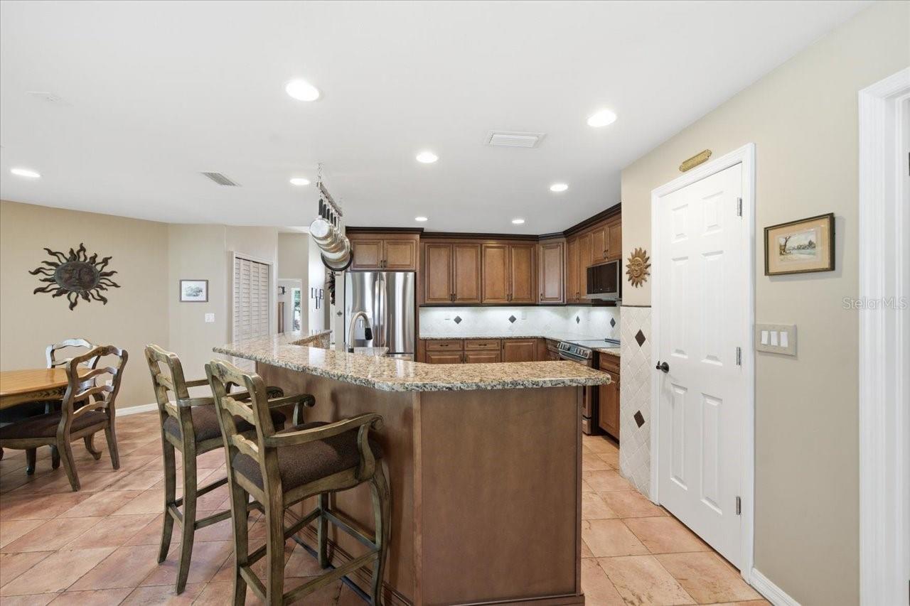 302 LAKE KELL CT
