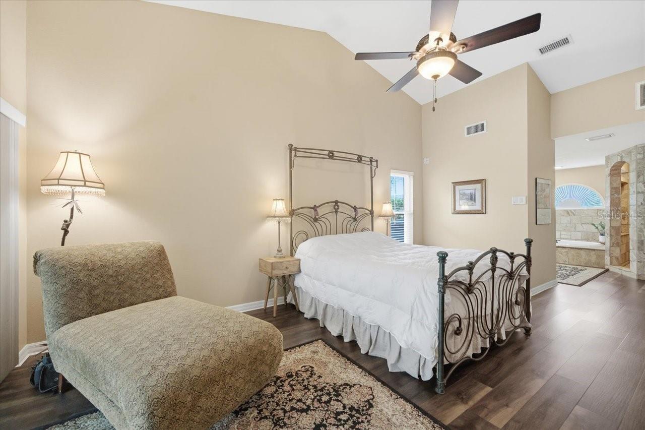 302 LAKE KELL CT