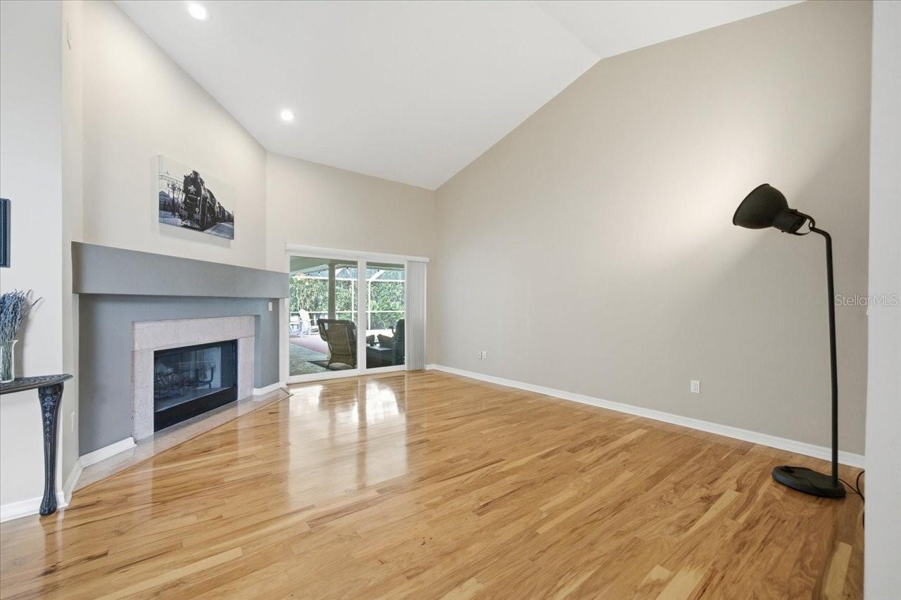 302 LAKE KELL CT