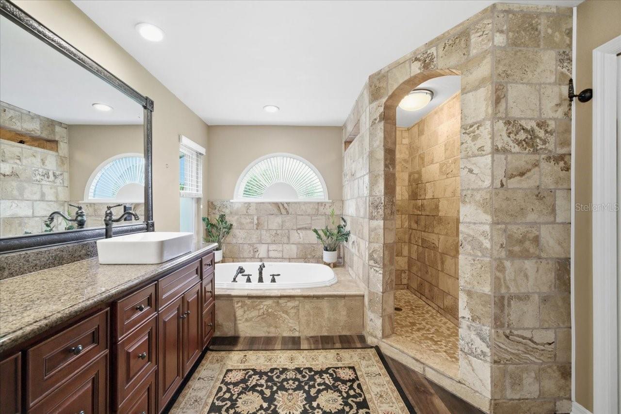 302 LAKE KELL CT
