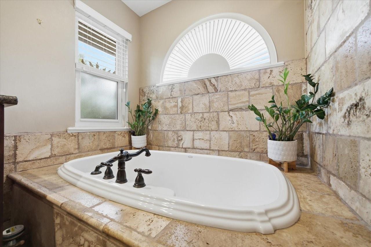 302 LAKE KELL CT