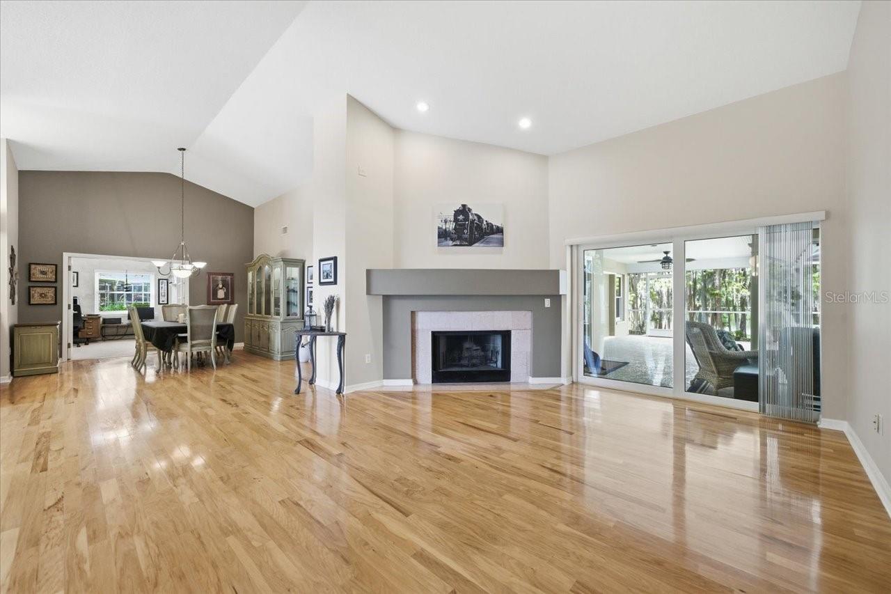 302 LAKE KELL CT