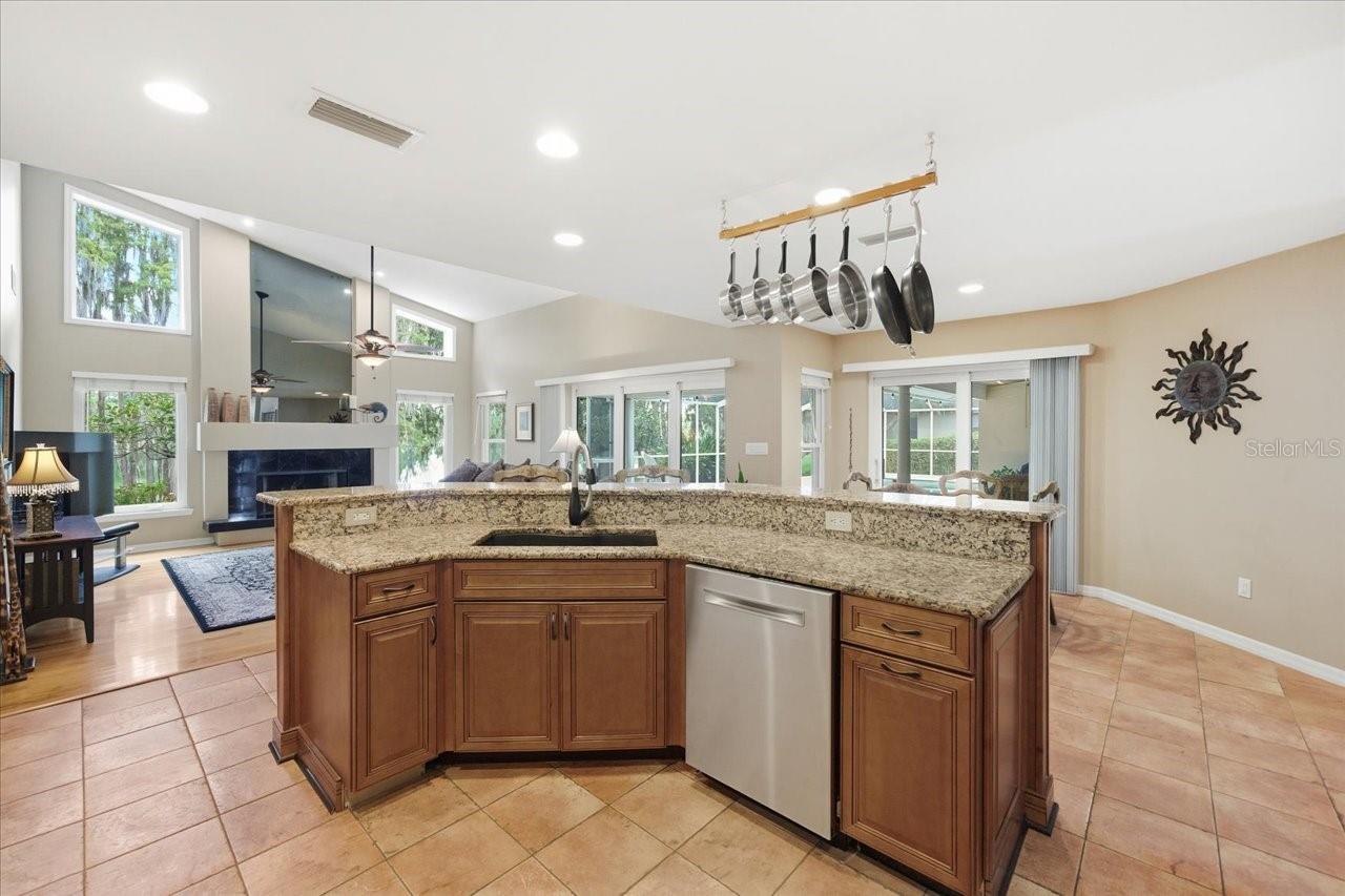 302 LAKE KELL CT