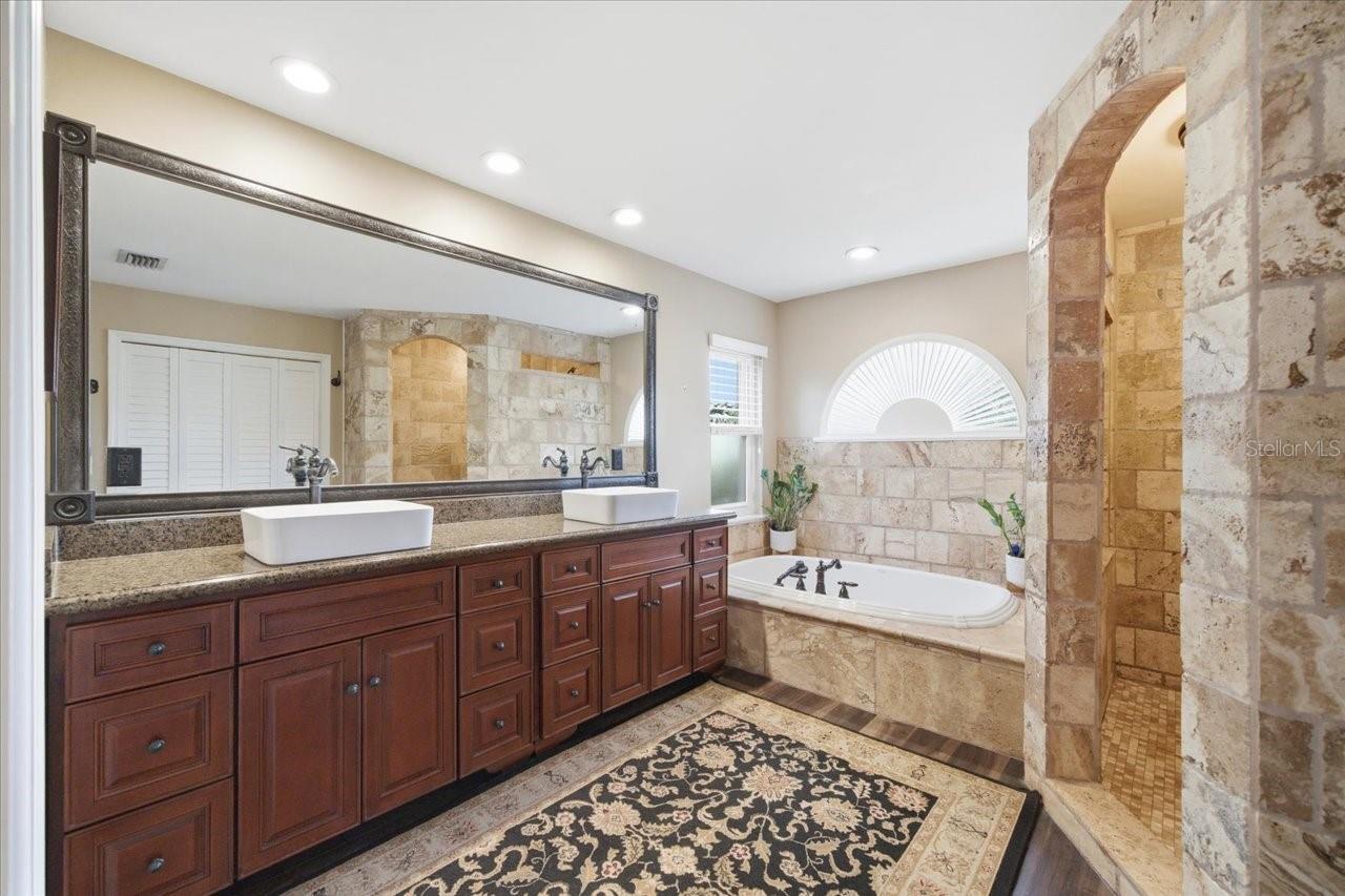302 LAKE KELL CT