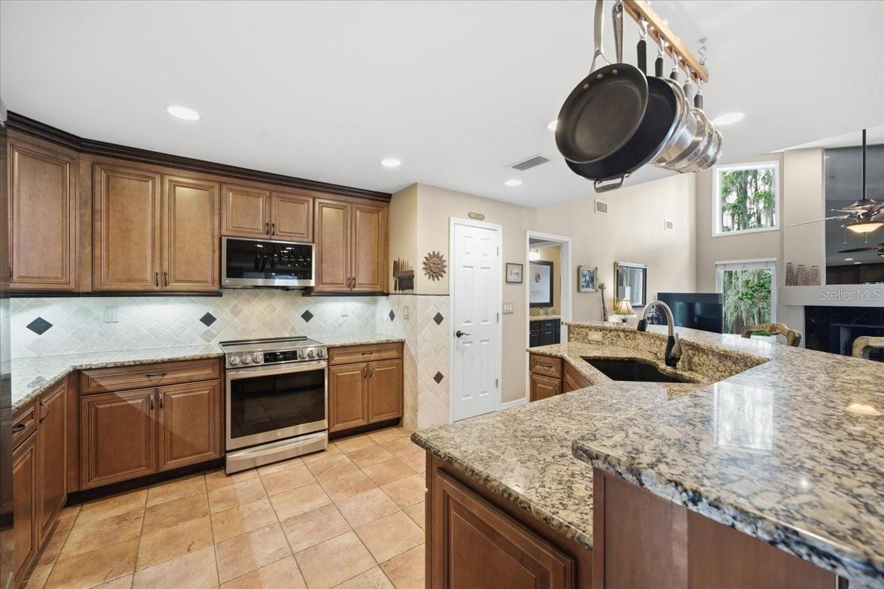302 LAKE KELL CT