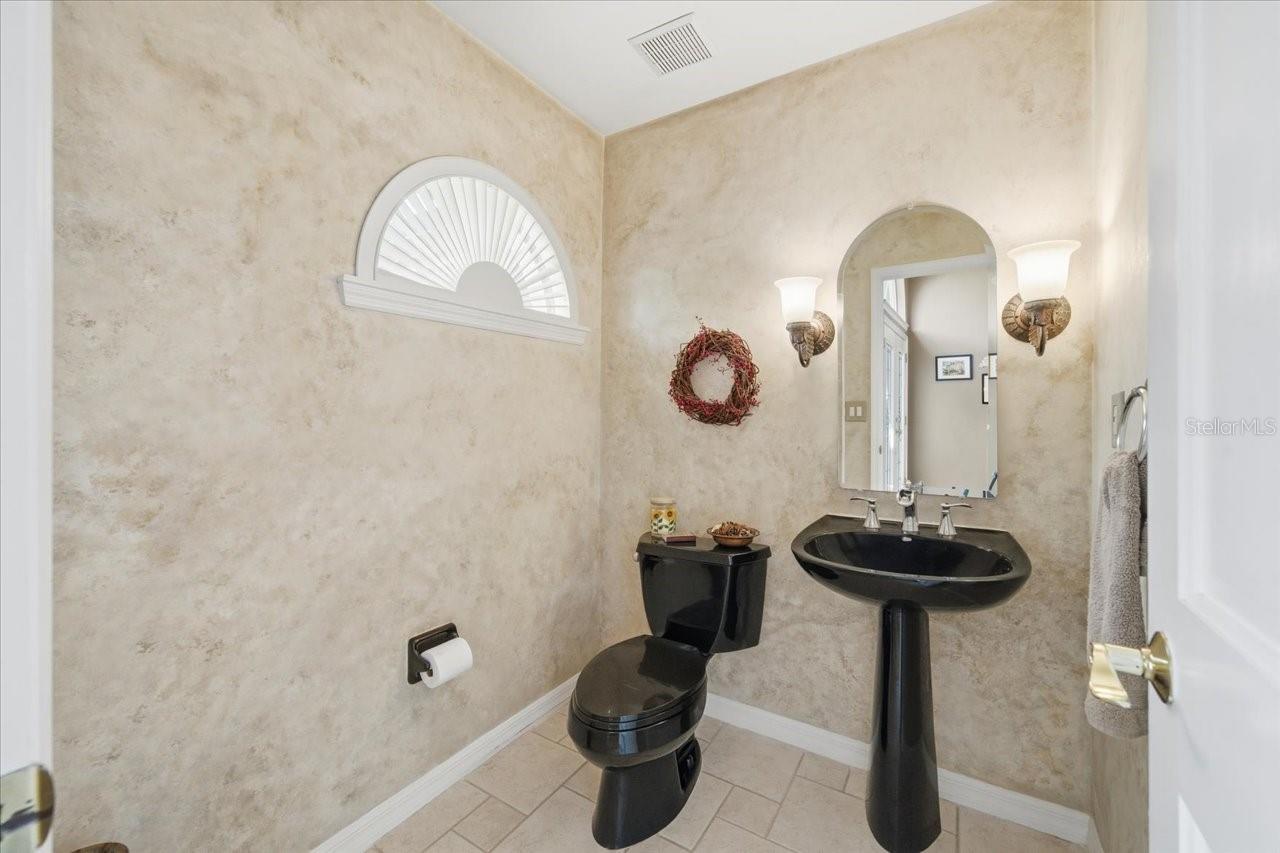 302 LAKE KELL CT