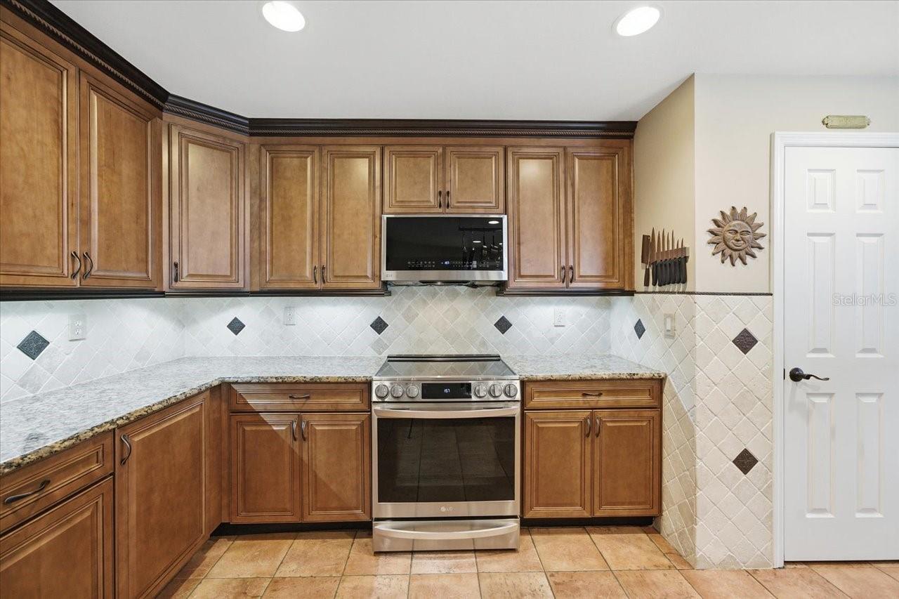 302 LAKE KELL CT