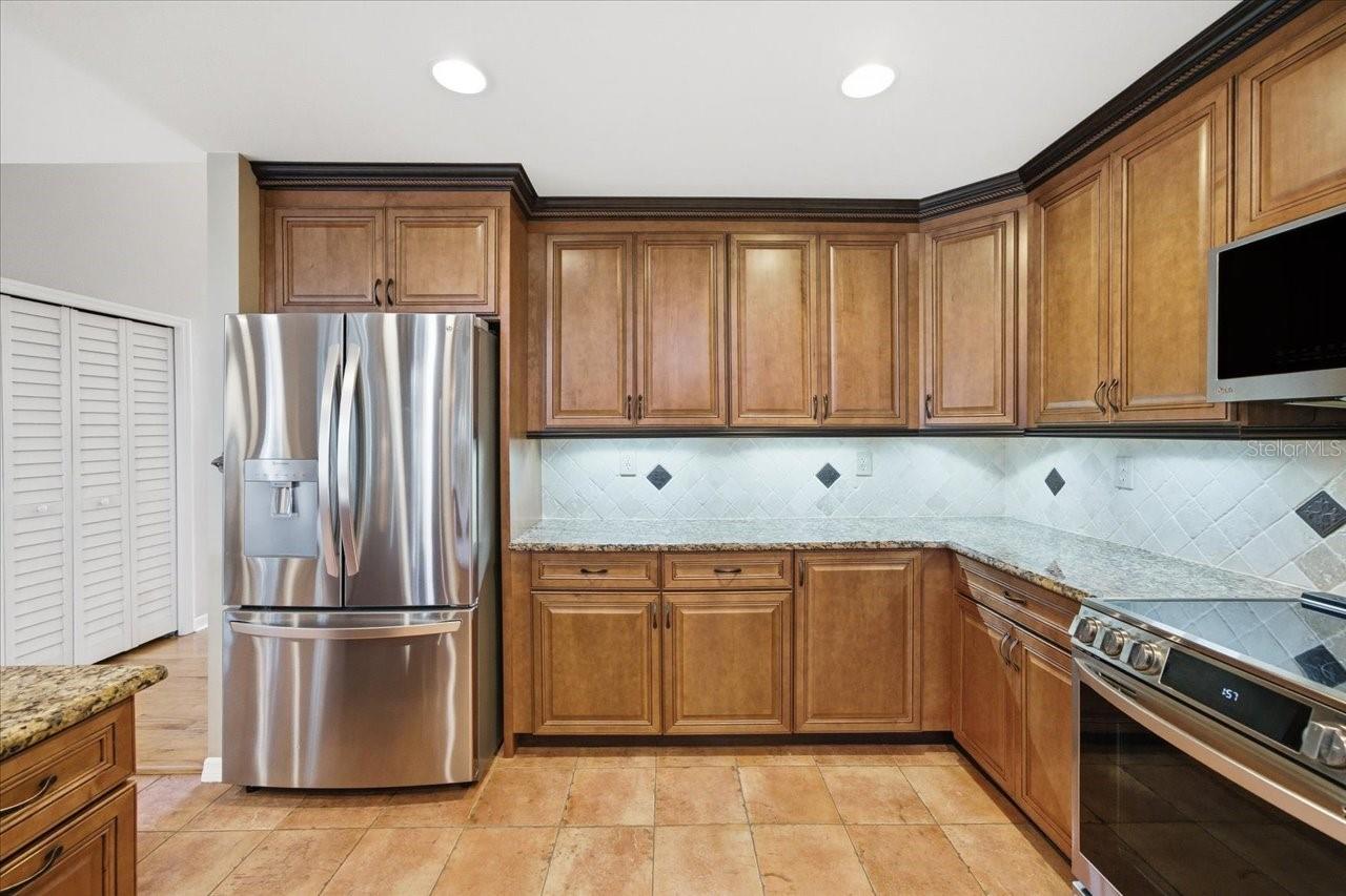 302 LAKE KELL CT