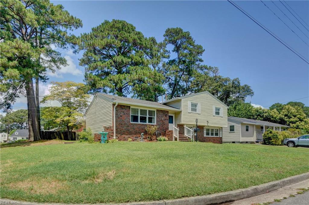 8749 Commodore DR