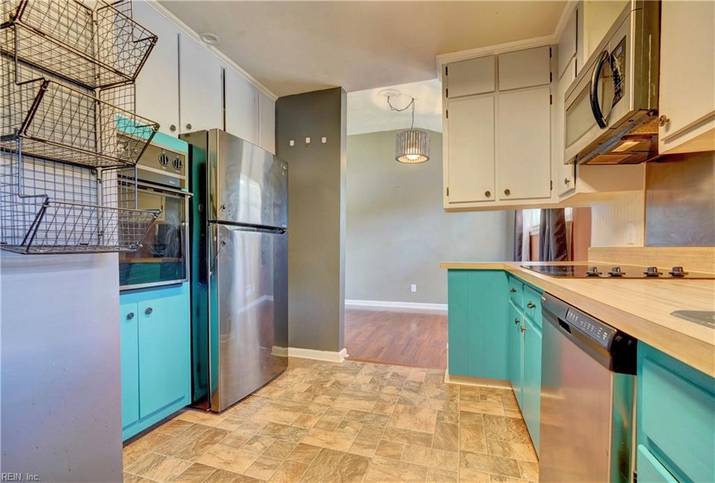 8749 Commodore DR