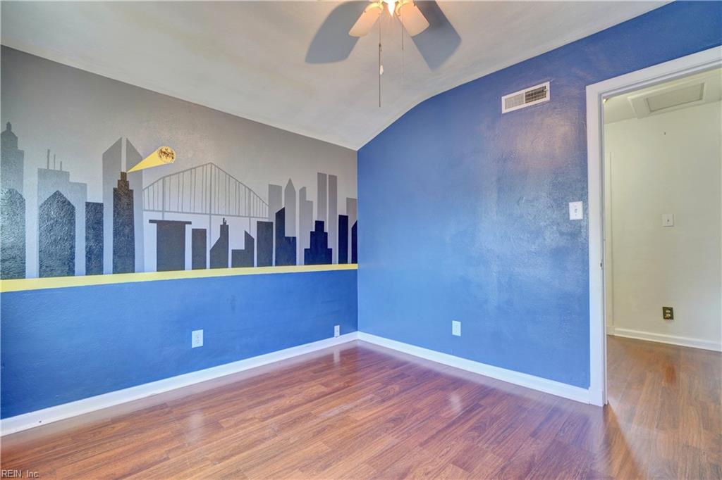 8749 Commodore DR