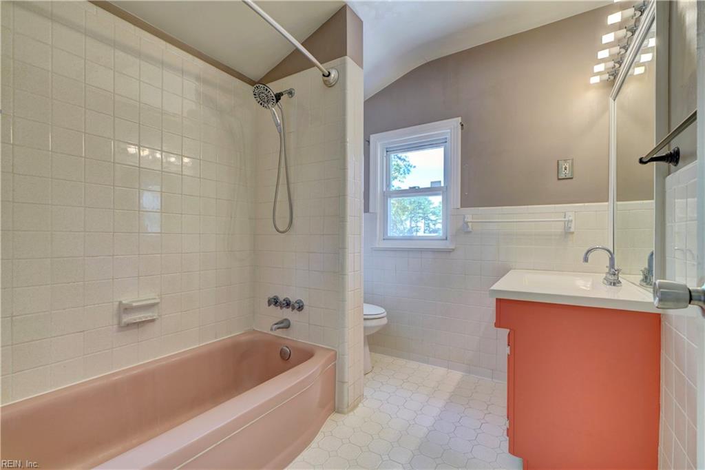 8749 Commodore DR