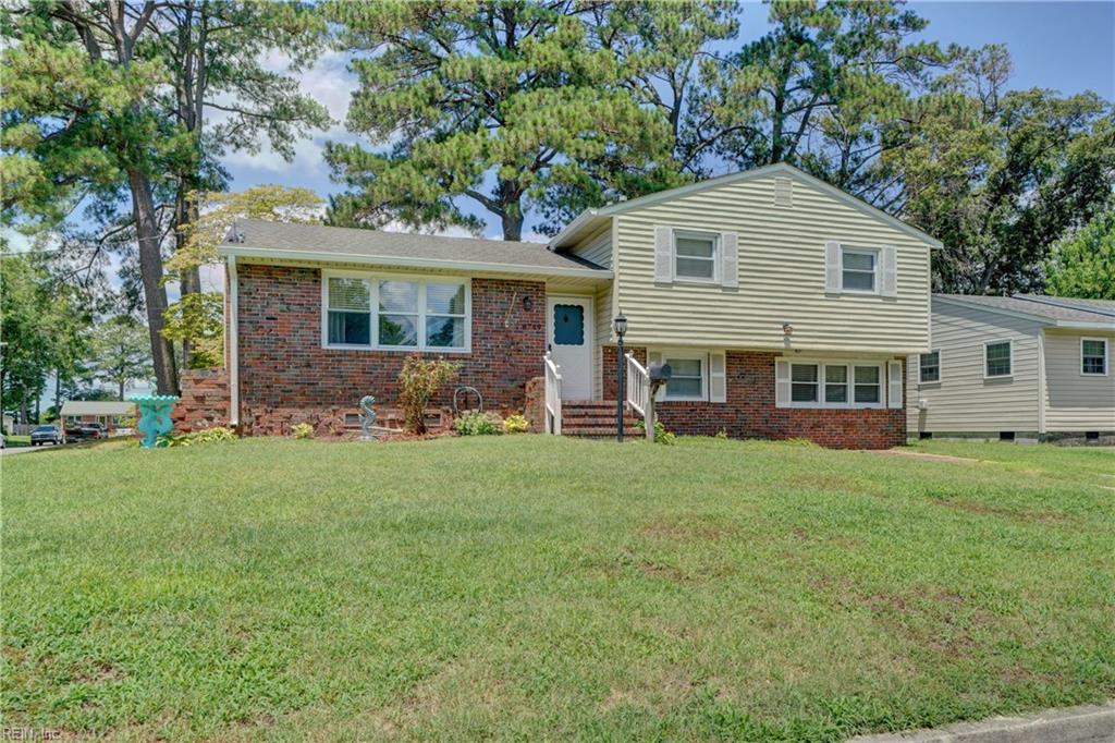 8749 Commodore DR