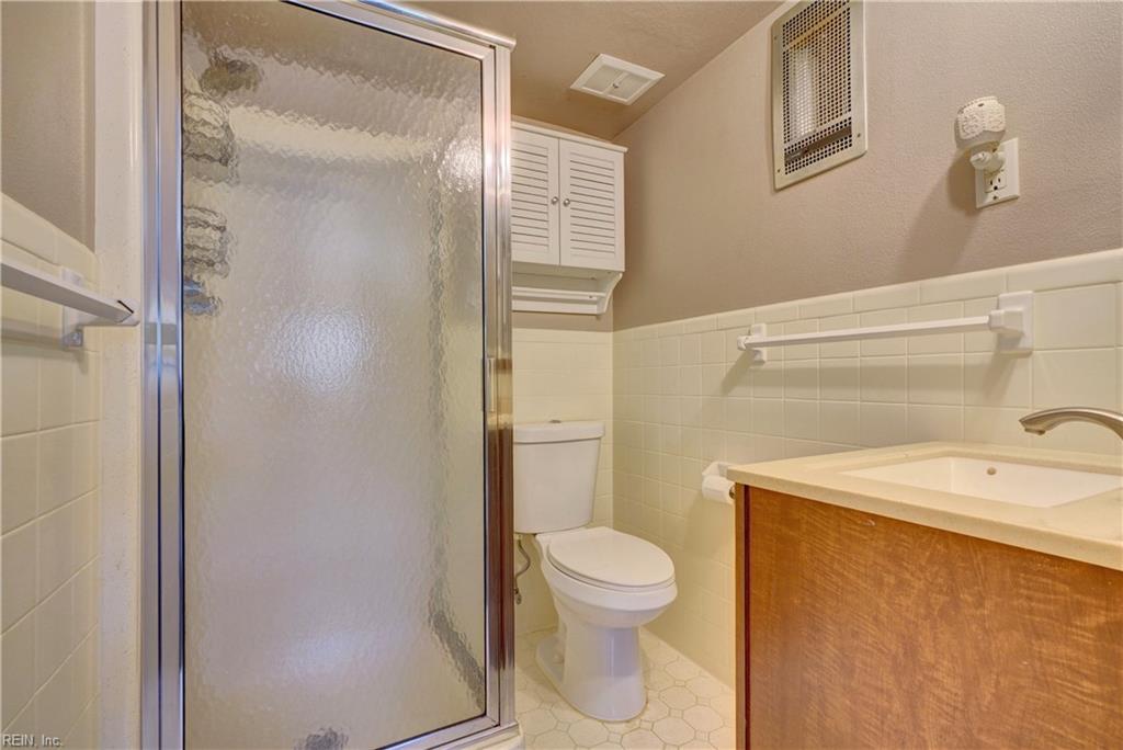 8749 Commodore DR