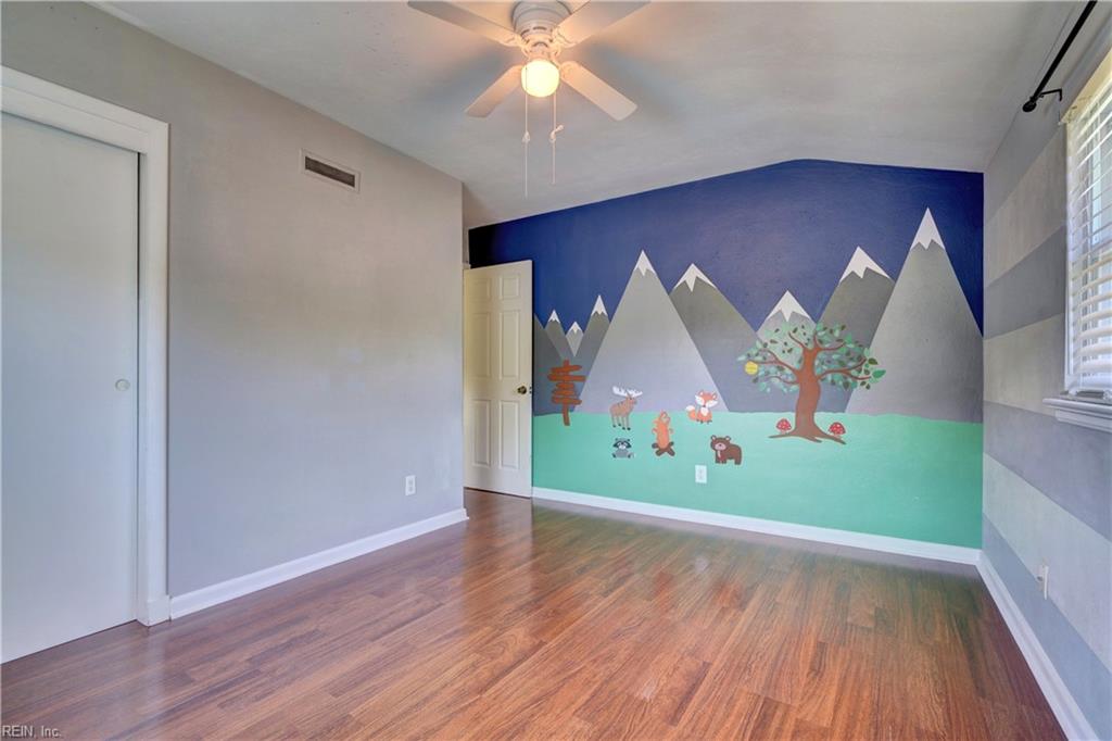 8749 Commodore DR