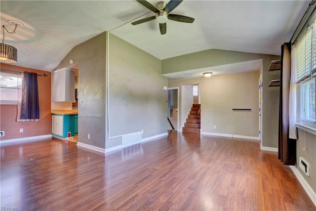 8749 Commodore DR