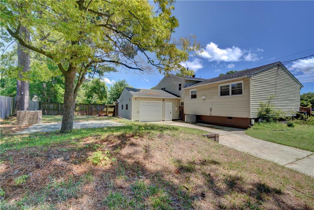 8749 Commodore DR