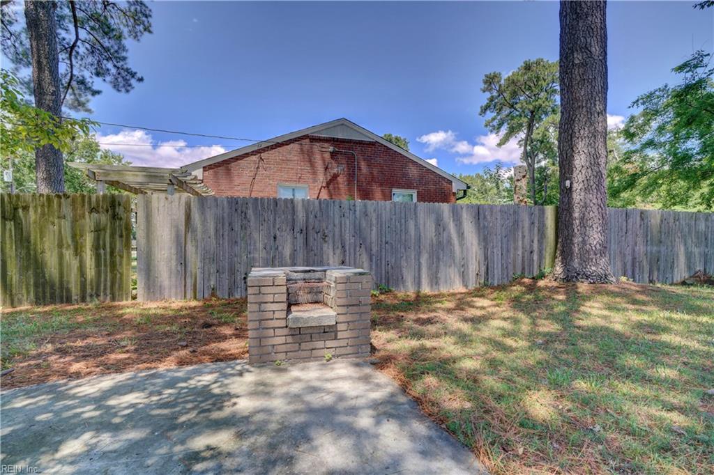 8749 Commodore DR