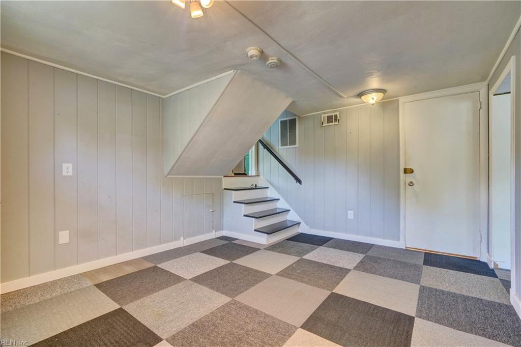8749 Commodore DR