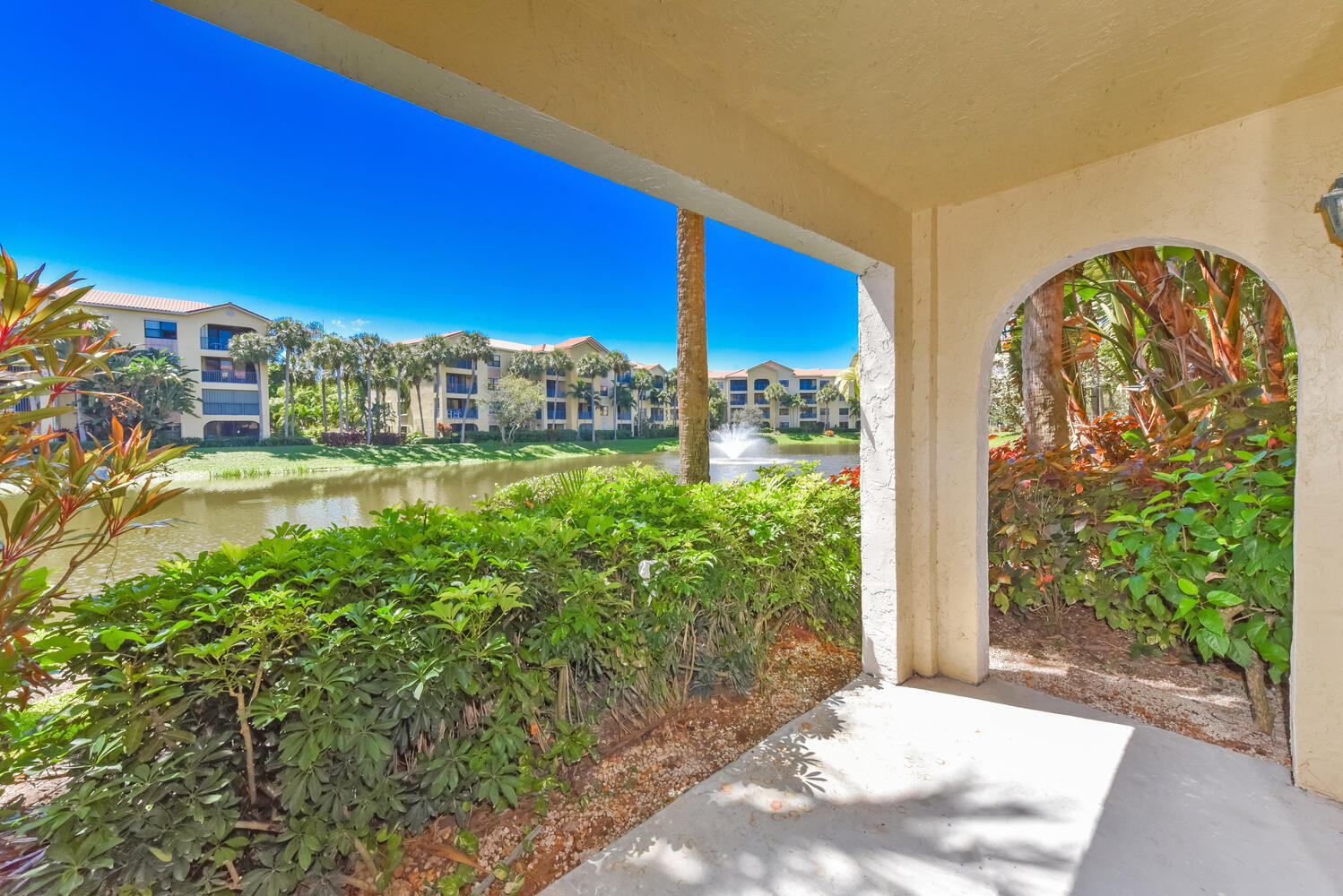 800 Uno Lago Drive 104