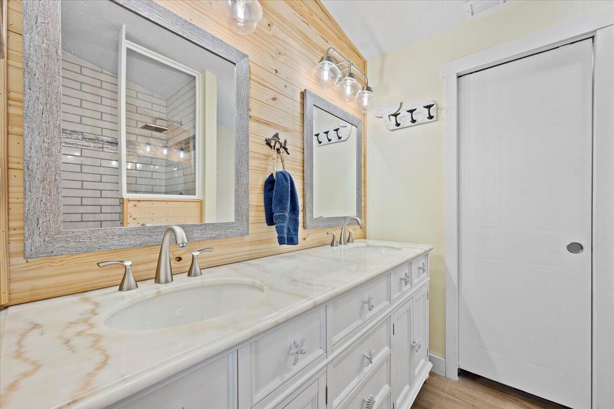 7369 SE Eagle Avenue