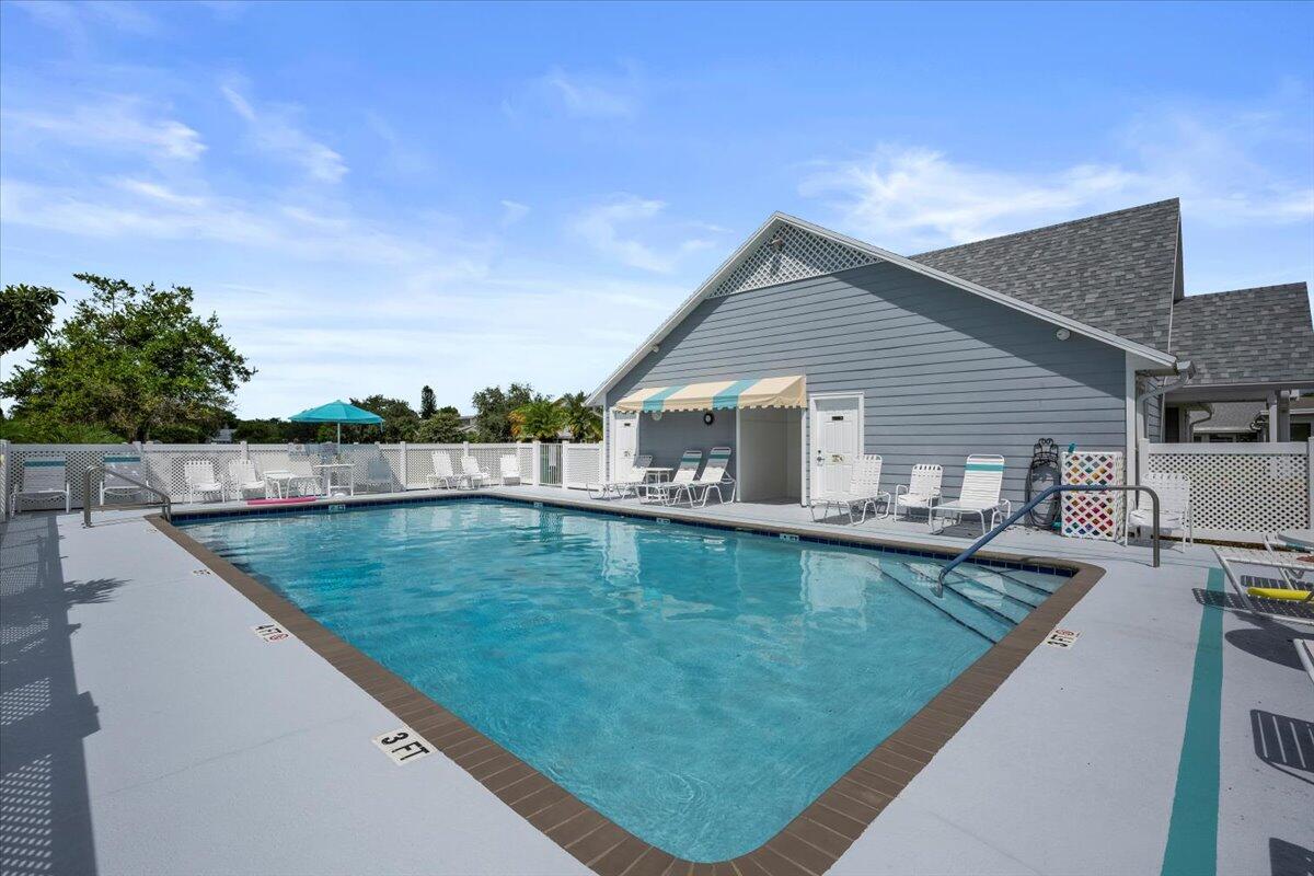 2744 SE Tropical East Circle